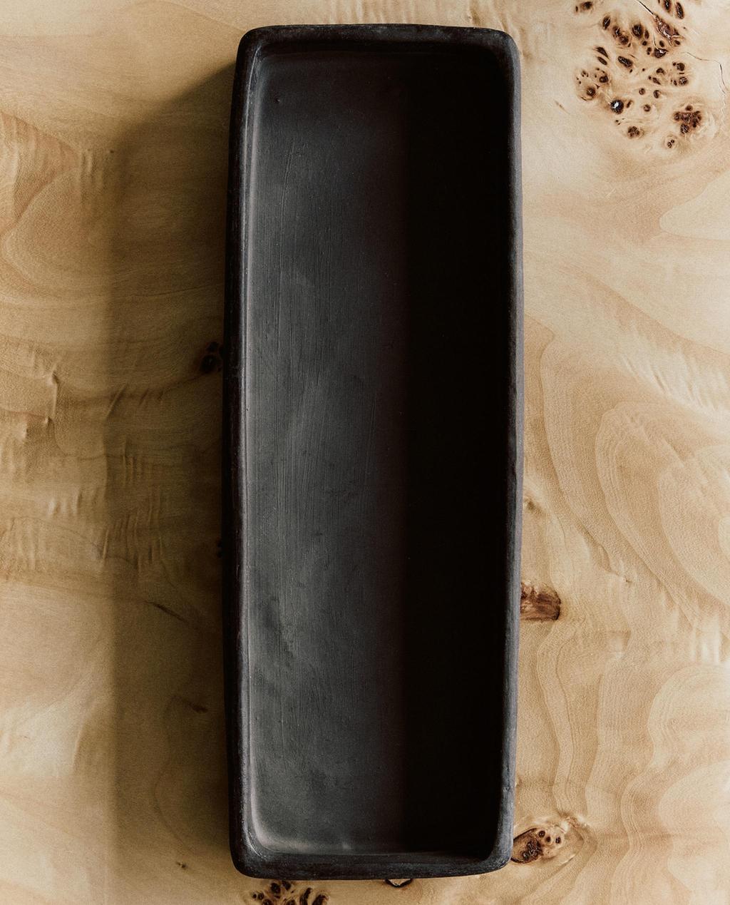 CERAMIC TRAY WITH RECTANGULAR EDGES