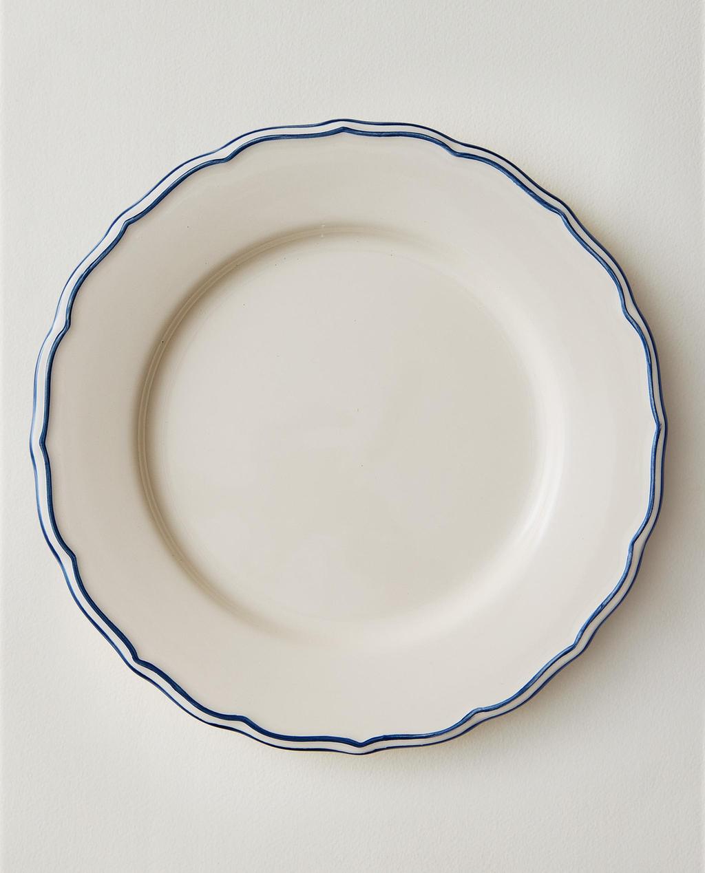SCALLOPED EARTHENWARE DINNER PLATE WITH RIM