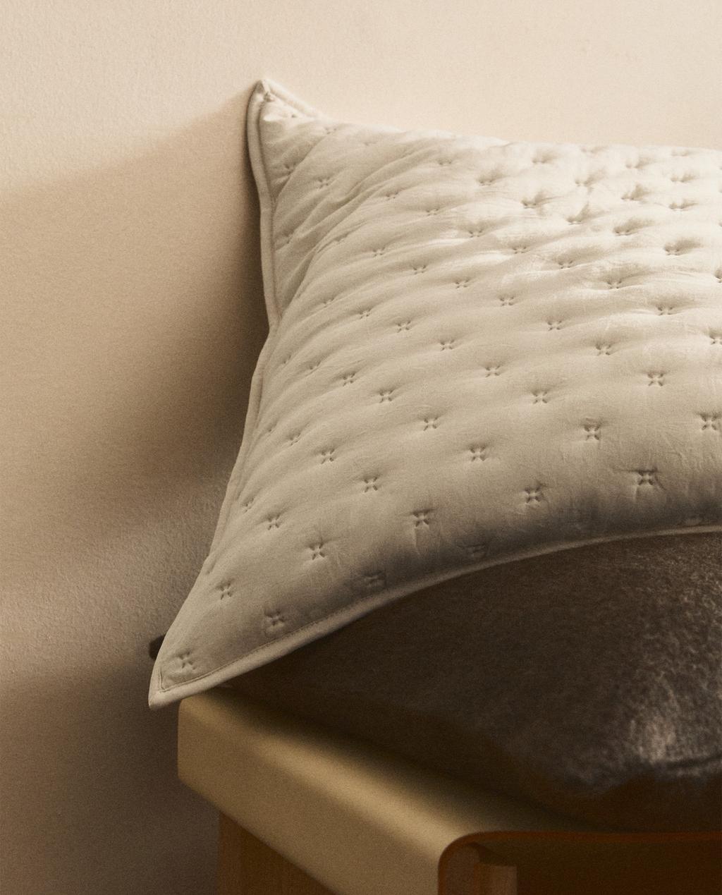 QUILTED CUSHION COVER WITH DOTS