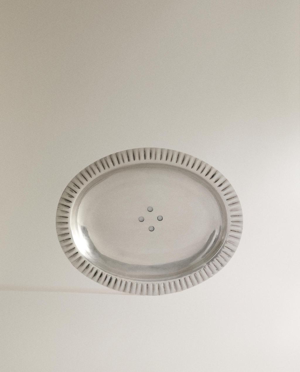 Aaltoileva metallinen kylpyhuoneen saippua-alusta