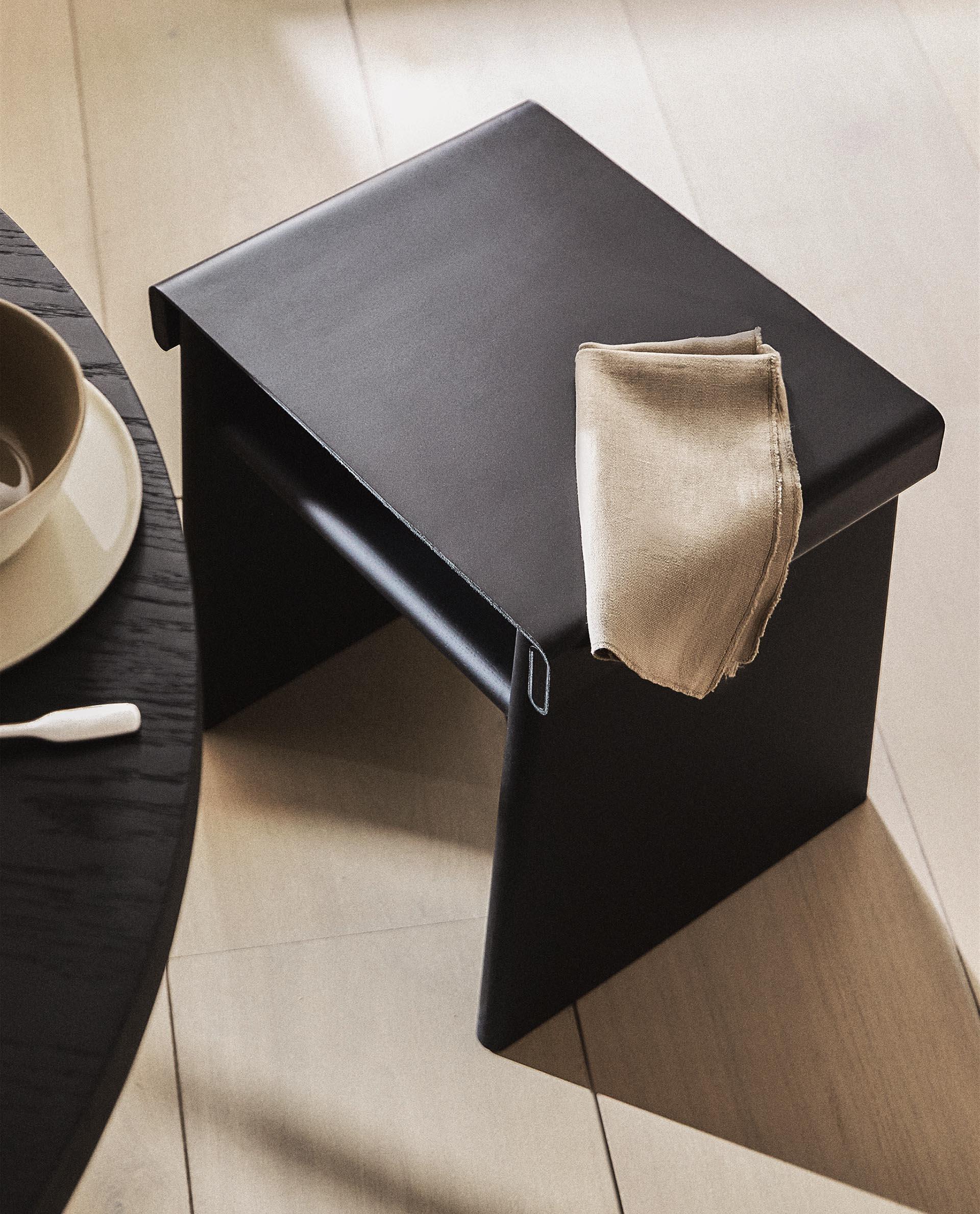 STOOL 02