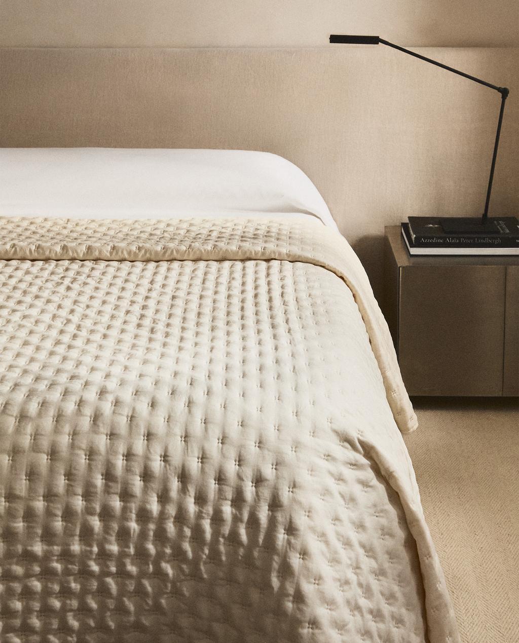 QUILTED BEDSPREAD WITH DOTS