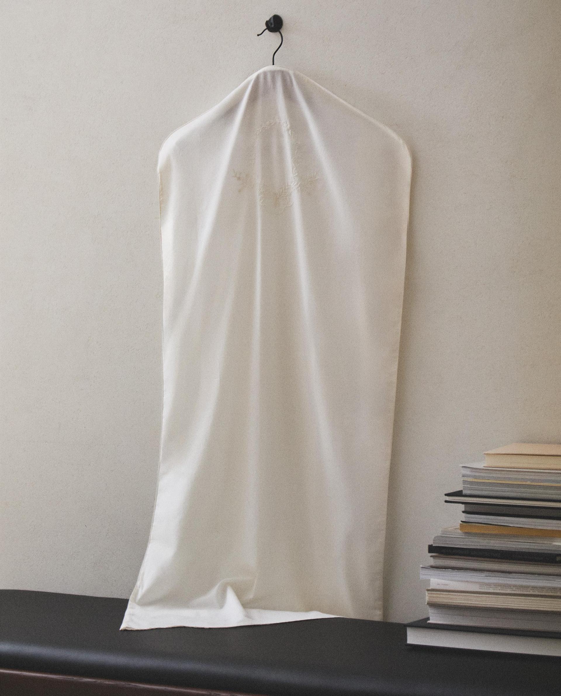 FUNDA ROPA ALGODÓN BORDADA