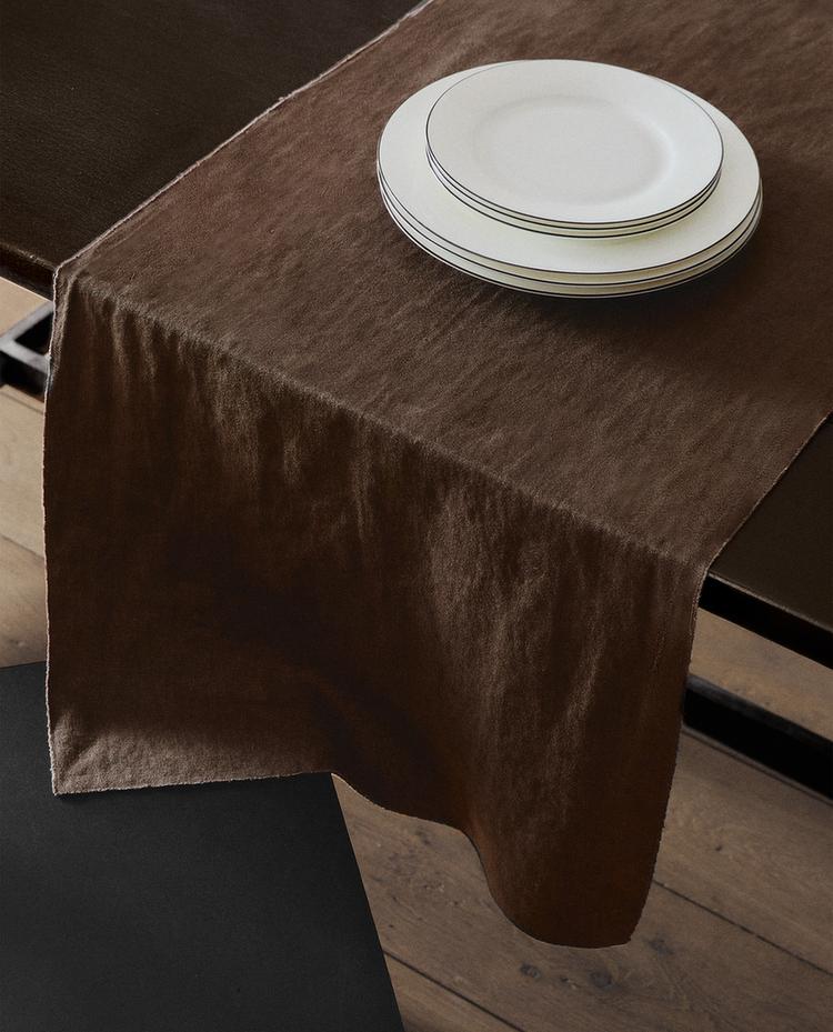 TABLE RUNNER 01