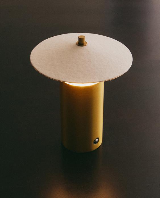 WIRELESS TABLE LAMP WITH PAPER LAMPSHADE