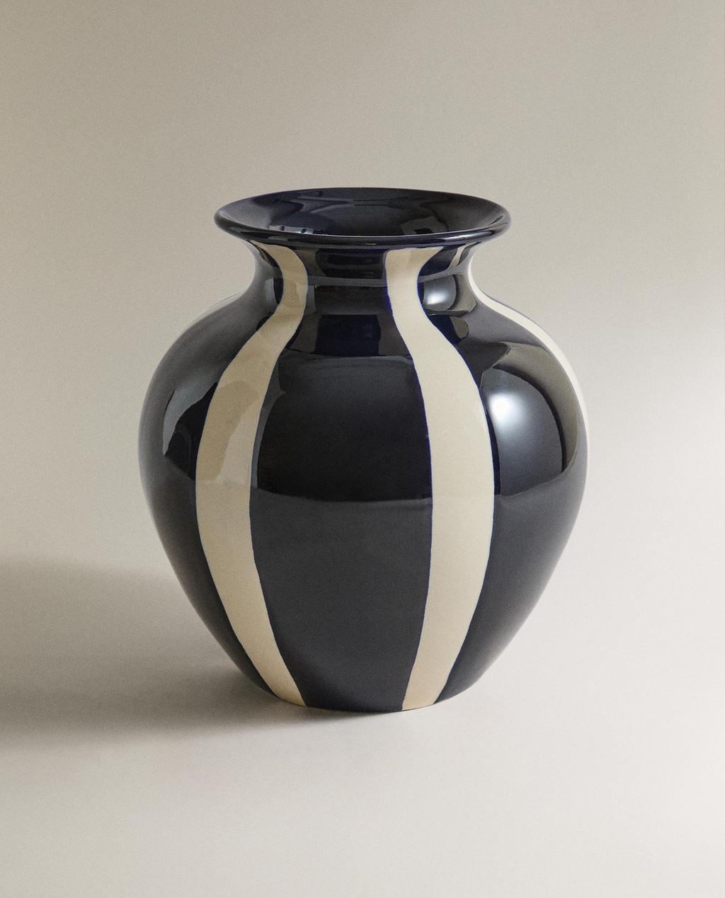 DECORATIVE ROUND CERAMIC VASE