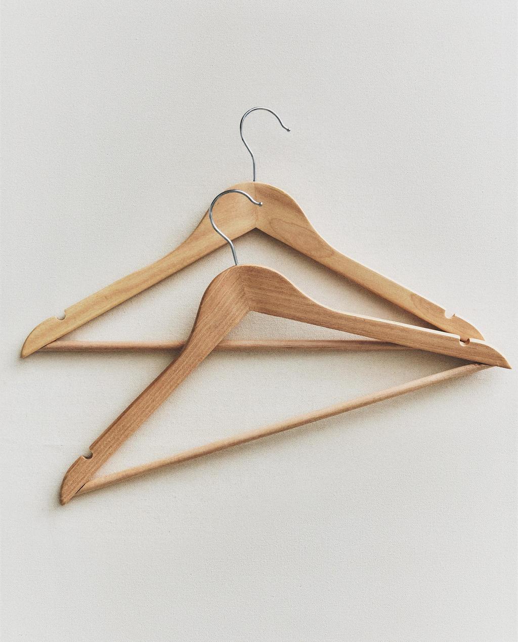 LACKIERTER HOLZKLEIDERBÜGEL (3ER-PACK)