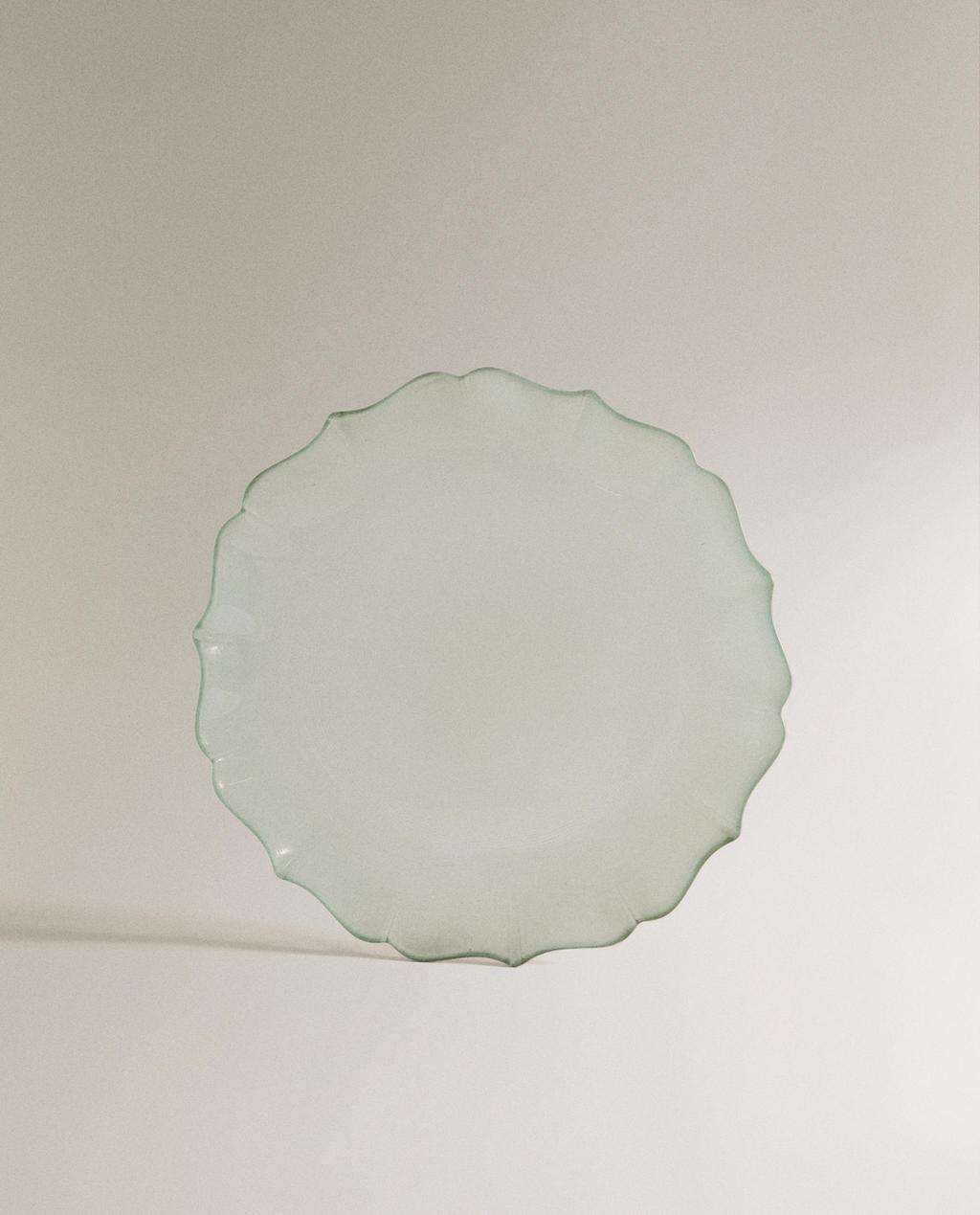 SCALLOPED GLASS DESSERT PLATE