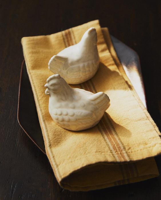 HEN SALT AND PEPPER SHAKER SET