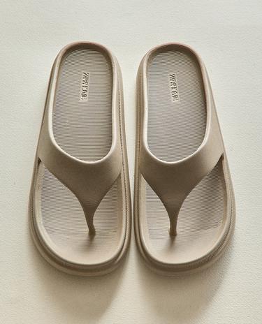 RUBBERISED FLAT SANDALS