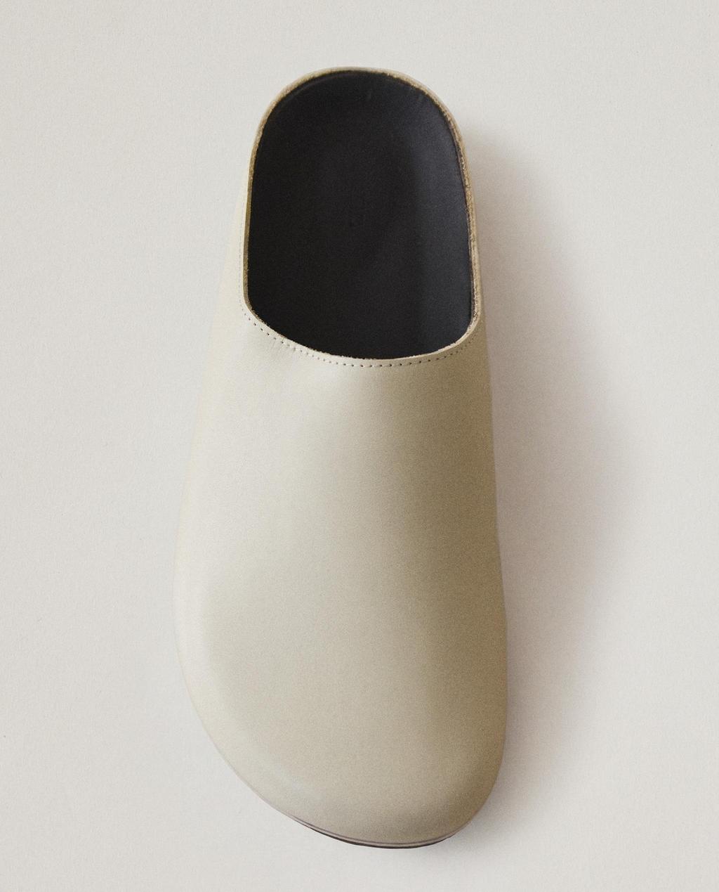 MINIMALISTISCHE LEREN CLOGS