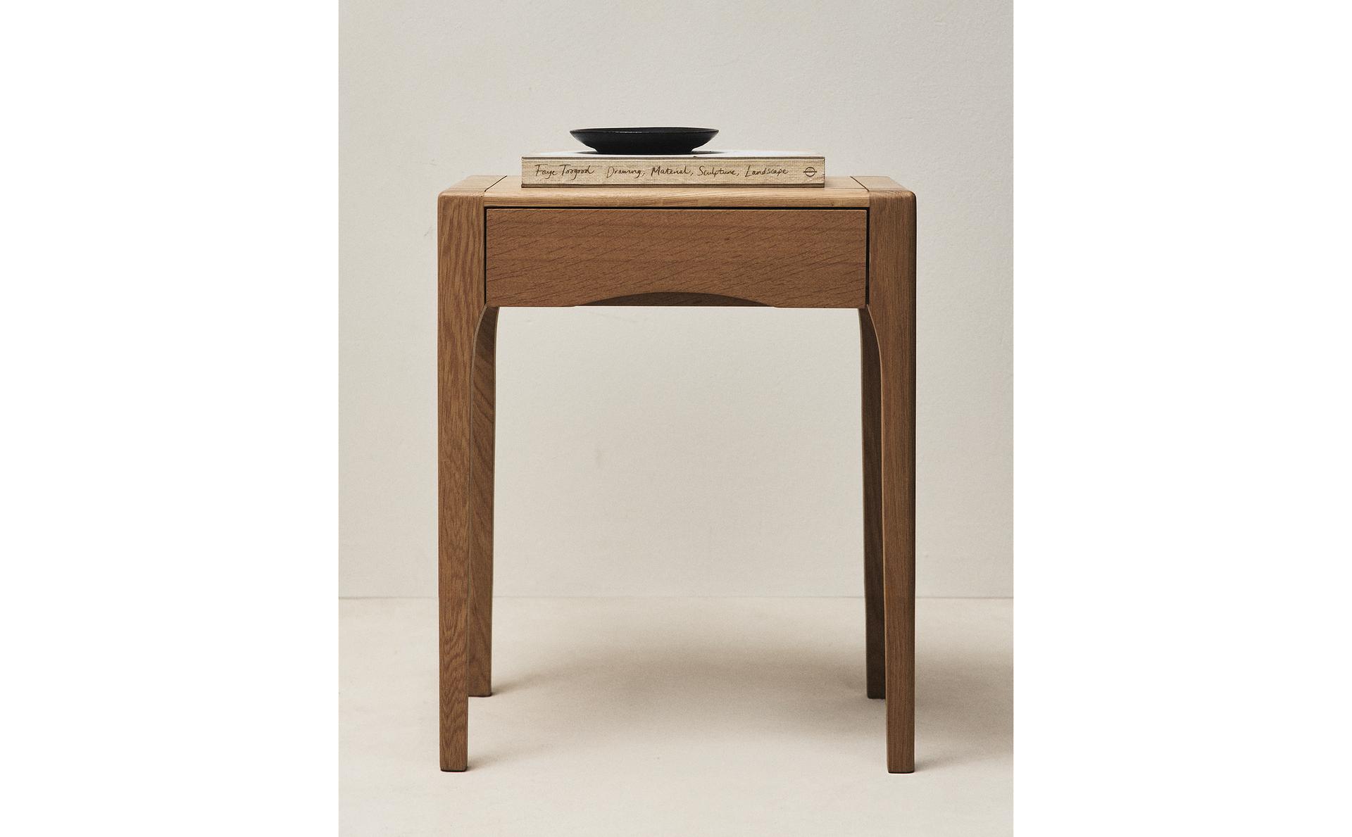 OAK BEDSIDE TABLE WITH DRAWER