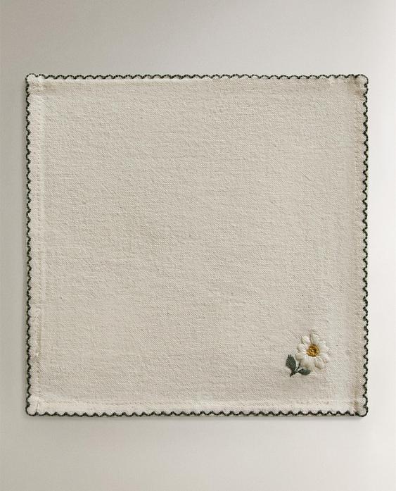 FLERPACK SERVETTER MED BRODERADE BLOMMOR (4-PACK)