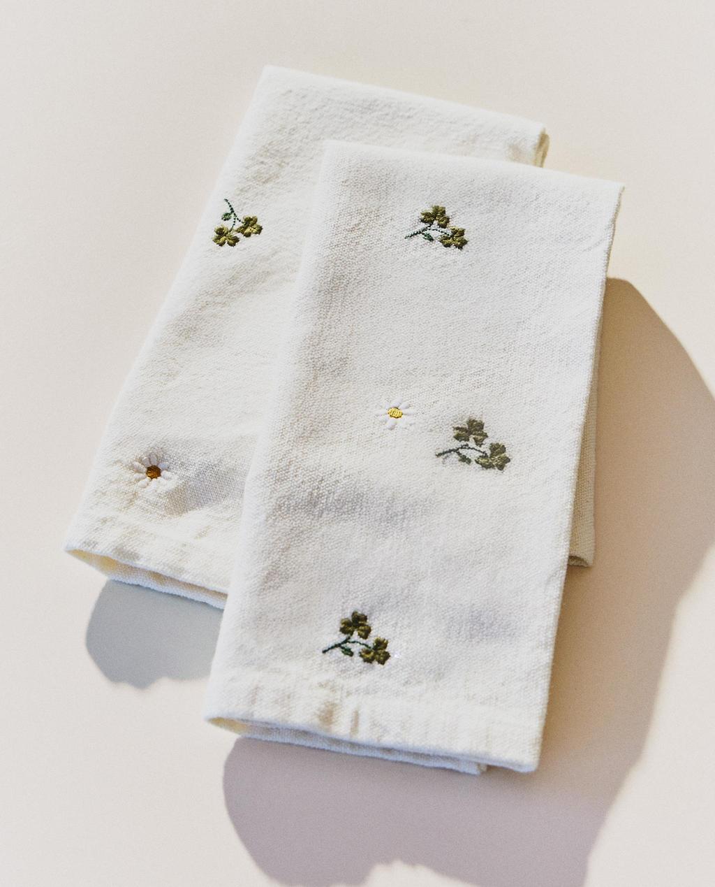 PACK SERVILLETAS BORDADOS TRÉBOL Y MARGARITA (PACK DE 2 UNIDADES)