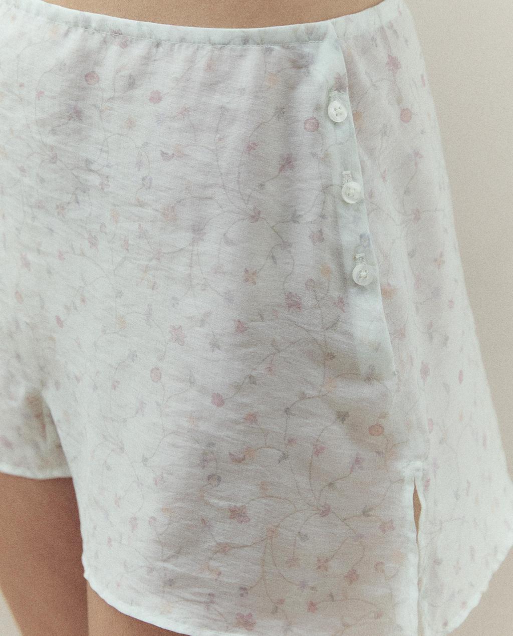SHORT À OUVERTURES ET FLEURS