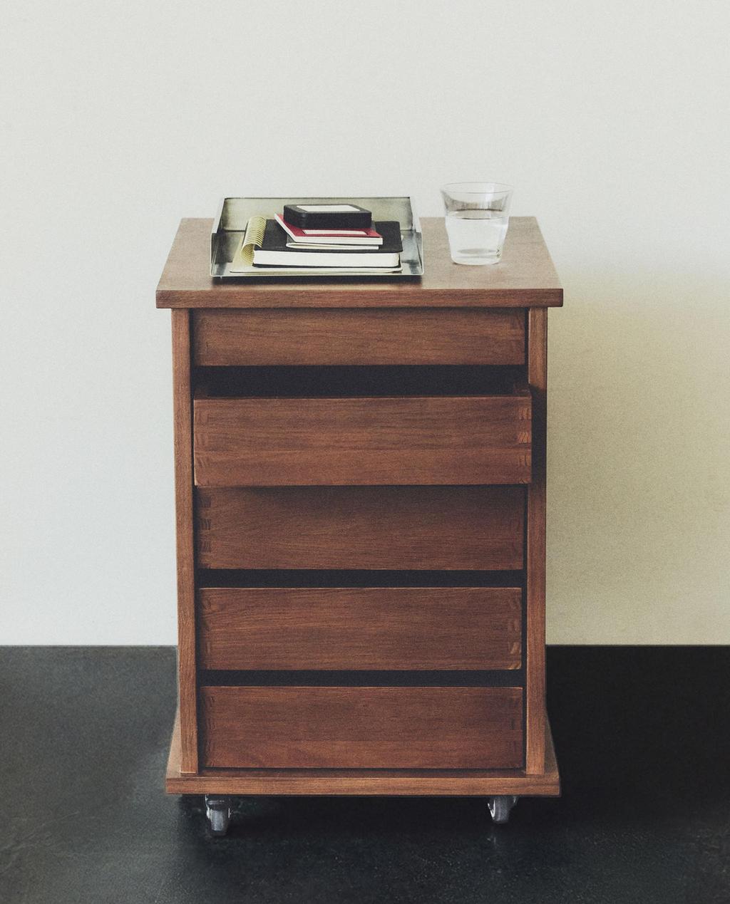 WOODEN DRAWER UNIT WITH WHEELS