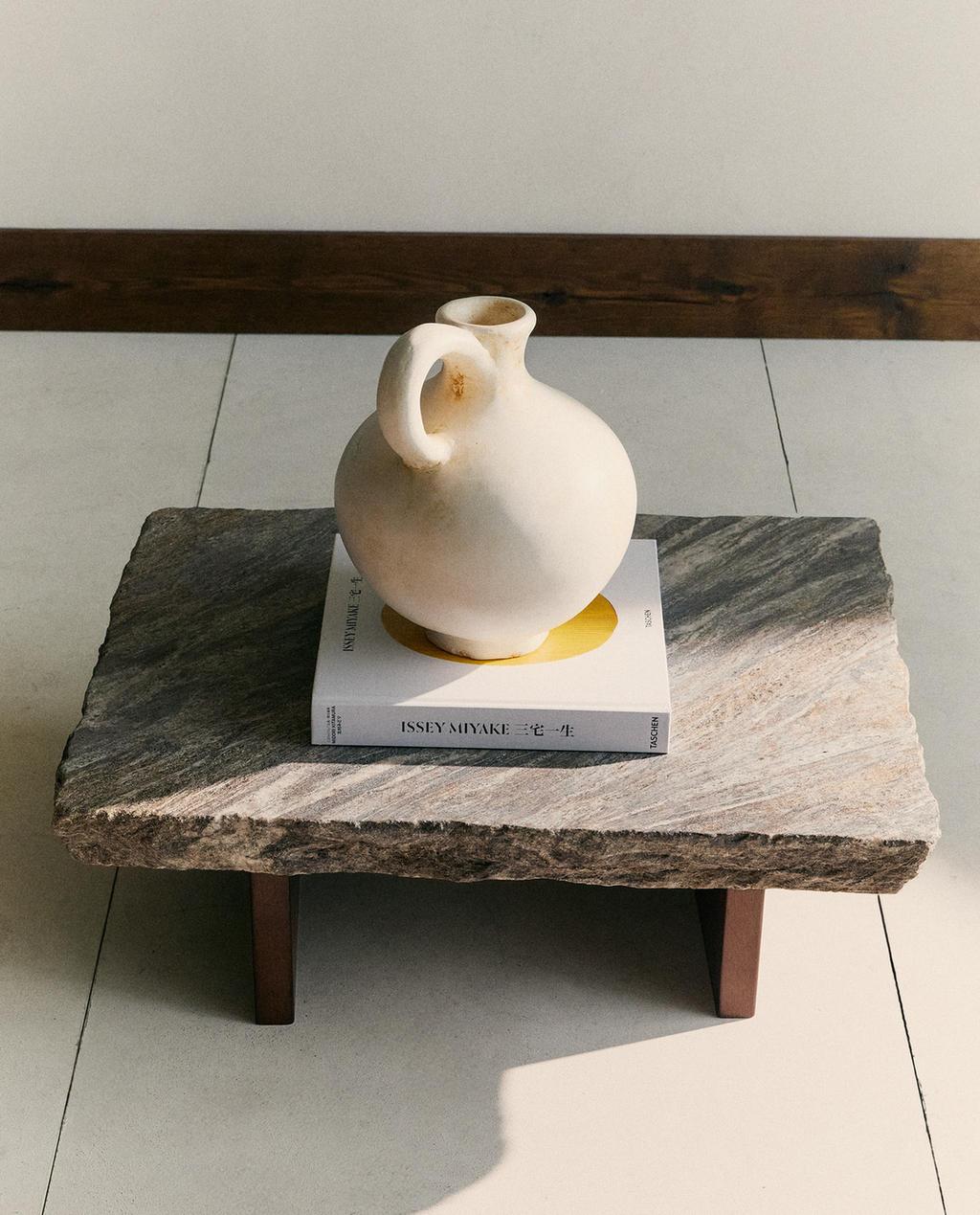 MESA DE CENTRO DE MÁRMORE E MADEIRA