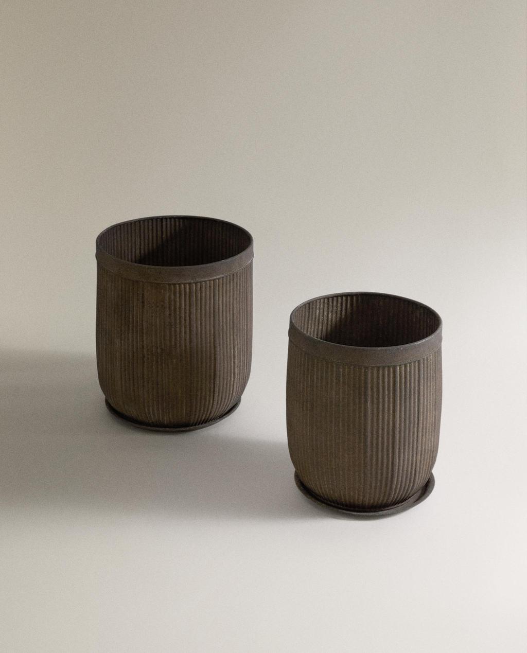 CACHE-POT EN MÉTAL