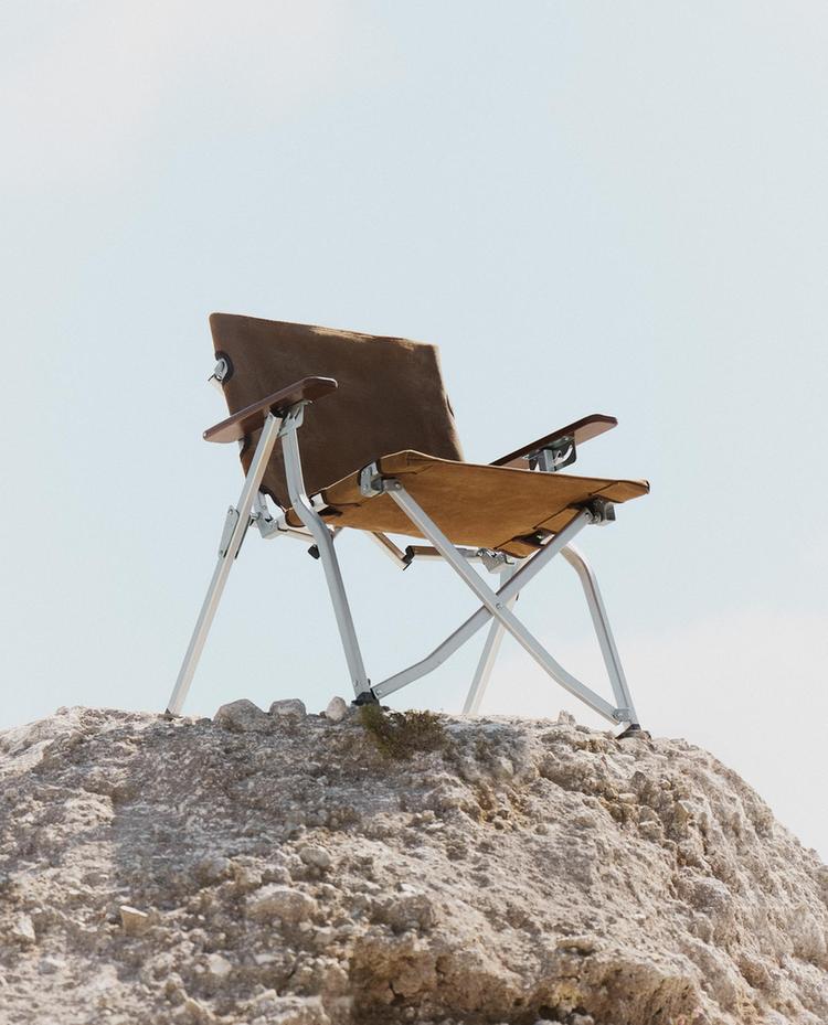 FOLDING CHAIR WITH HANDLE AND ARMRESTS