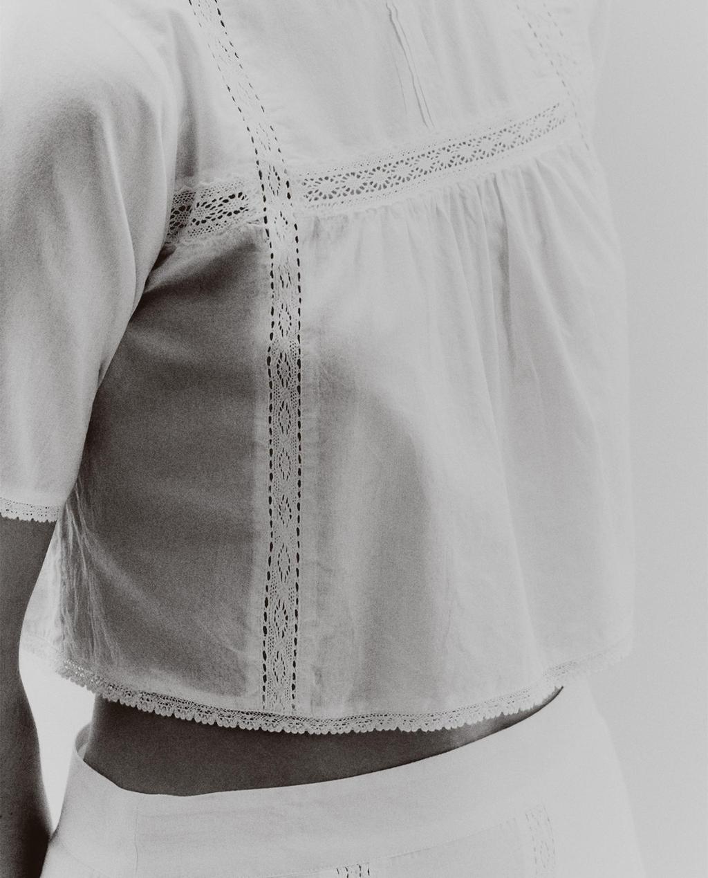LACE CROP TOP
