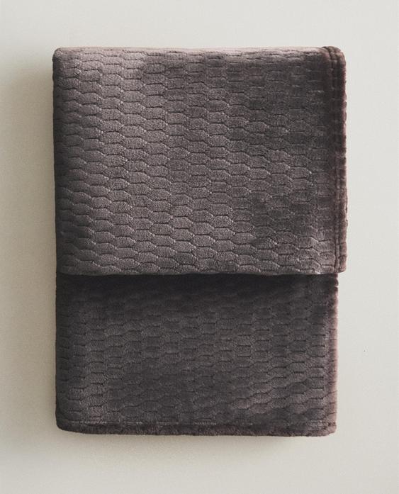 TEXTURED FLEECE THROW
