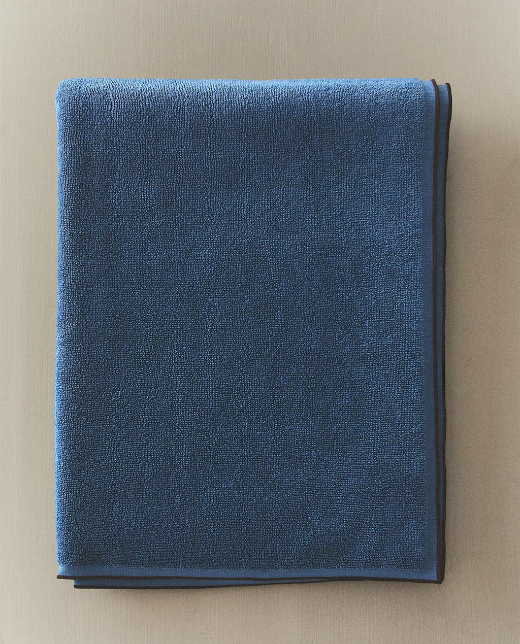 BATH TOWEL WITH COLOURED TOPSTITCHING