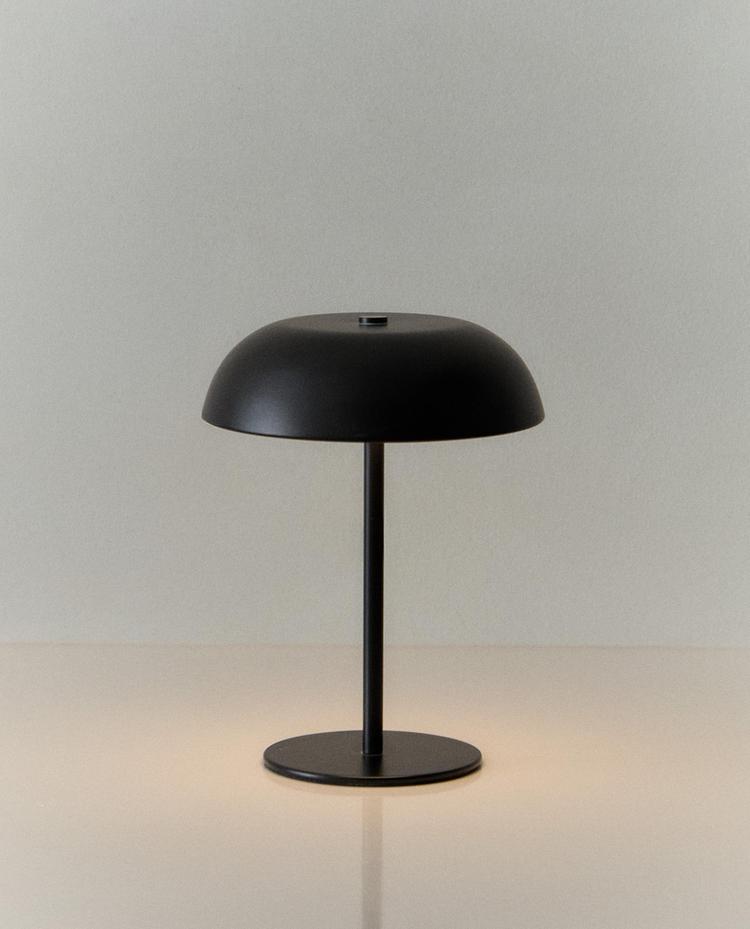 MONOHROMATSKA BEŽIČNA STONA LAMPA