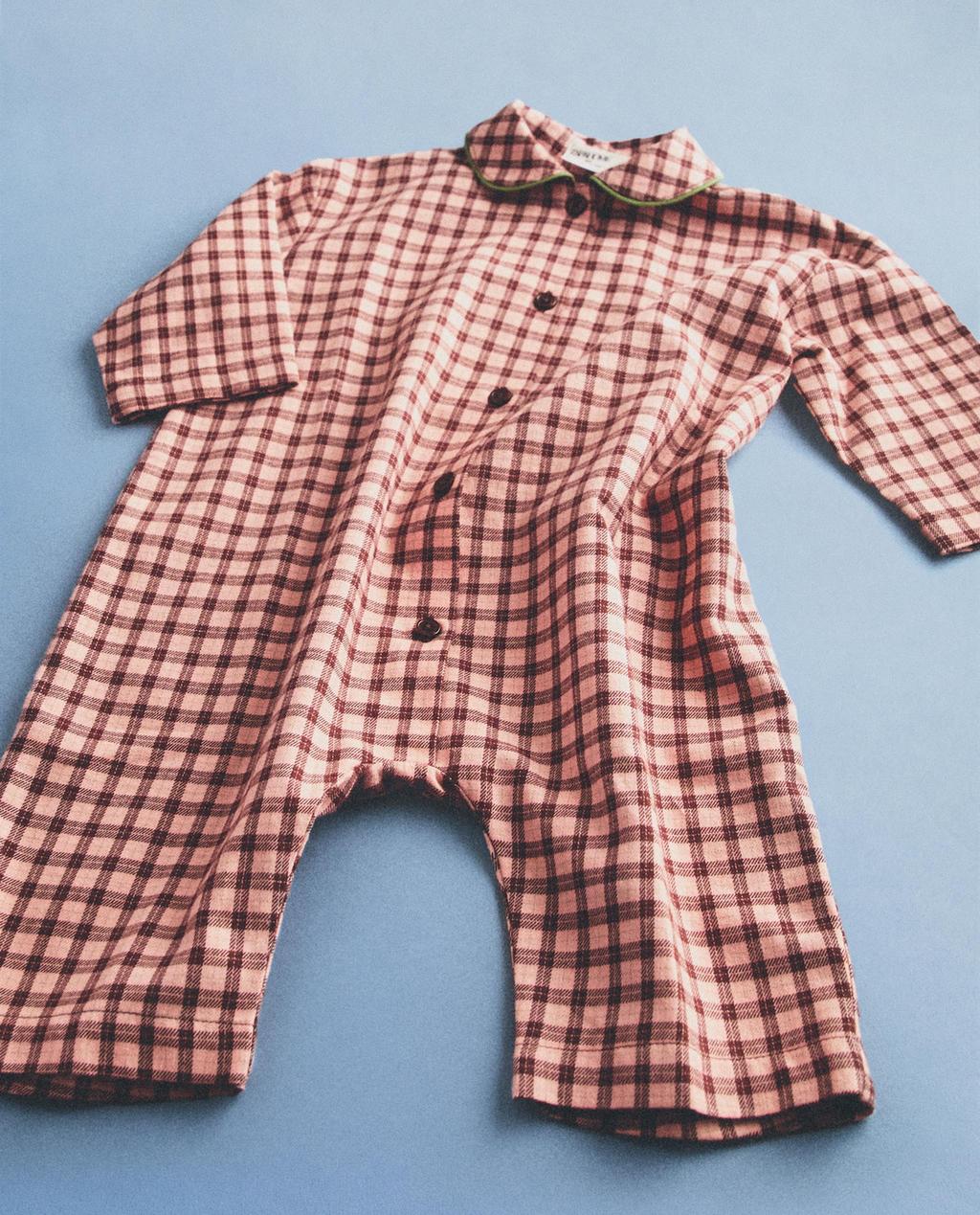 BABY-STRAMPELANZUG AUS FLANELL MIT KAROMUSTER