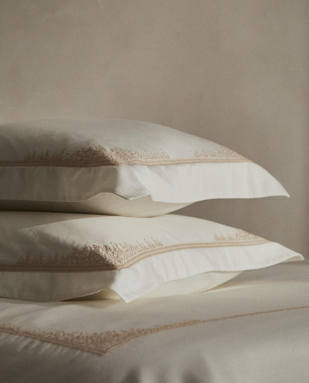 TAIE D’OREILLER SATIN BRODÉE