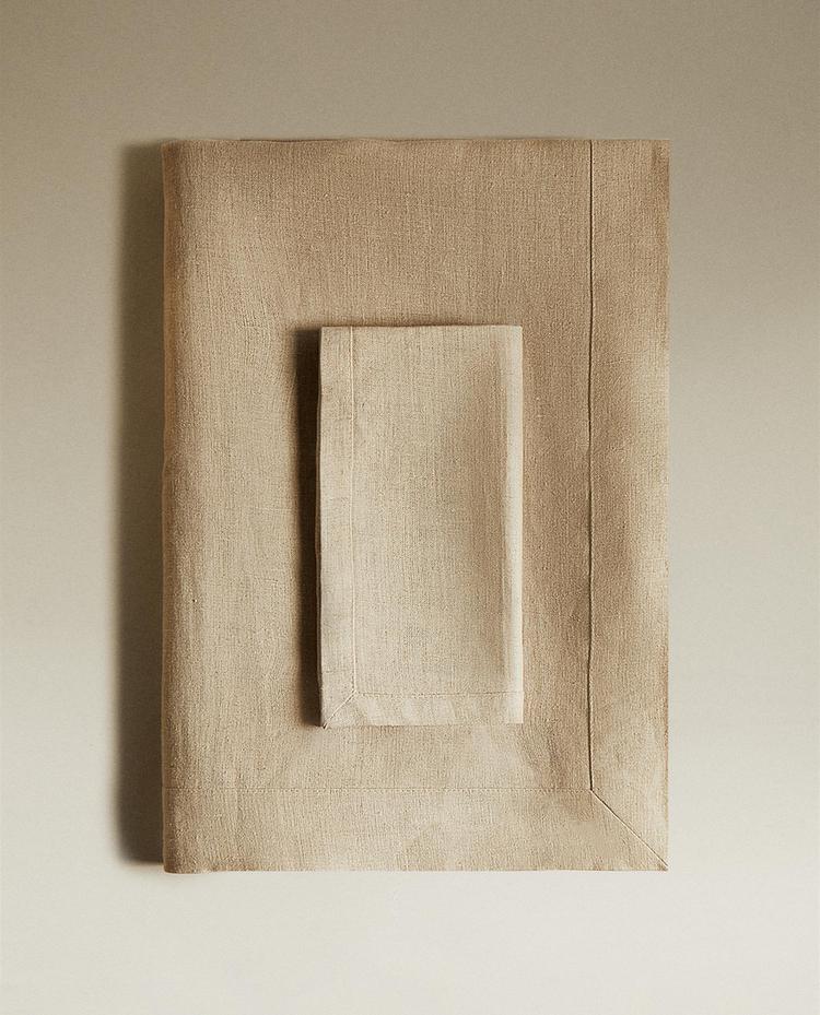 PLAIN-COLOURED LINEN TABLECLOTH