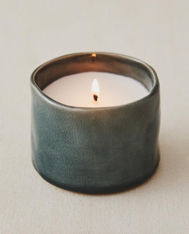 (150 G) VIBRANT ROSE SCENTED CANDLE