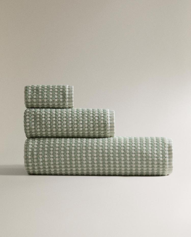TEXTURED COTTON BATH TOWEL
