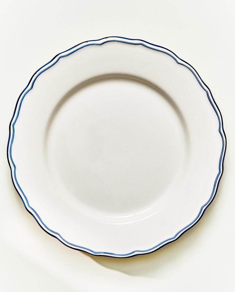 SCALLOPED EARTHENWARE DINNER PLATE WITH RIM