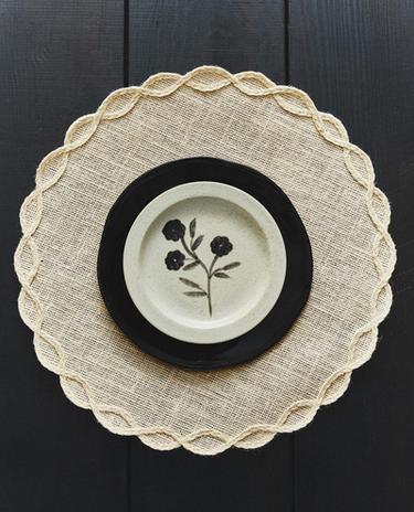 PLACEMAT WITH CHAIN DETAIL