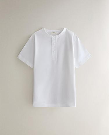 T-SHIRT I BOMULD MED KNAPPER