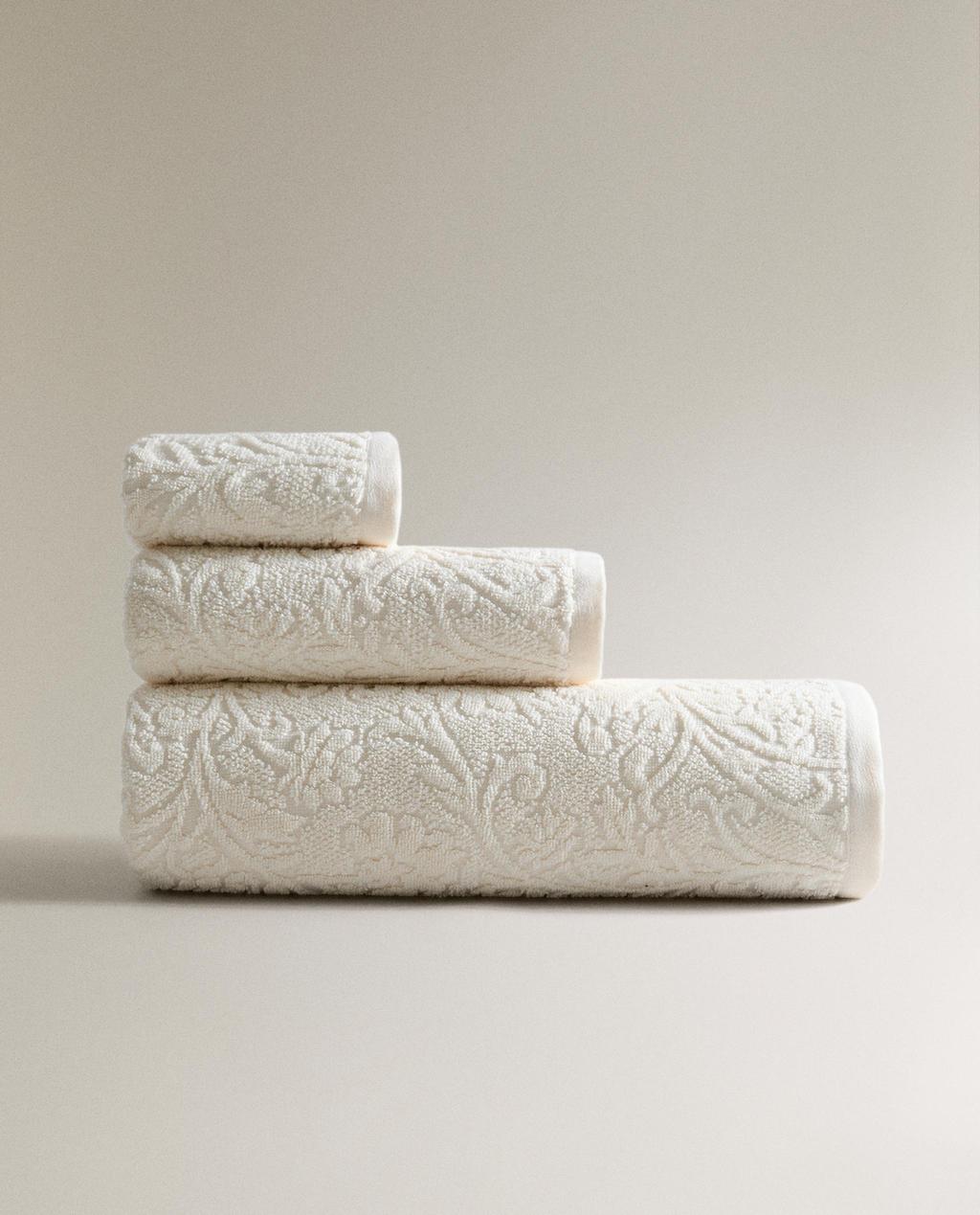 HANDTUCH MIT JACQUARD-BLUMENMUSTER