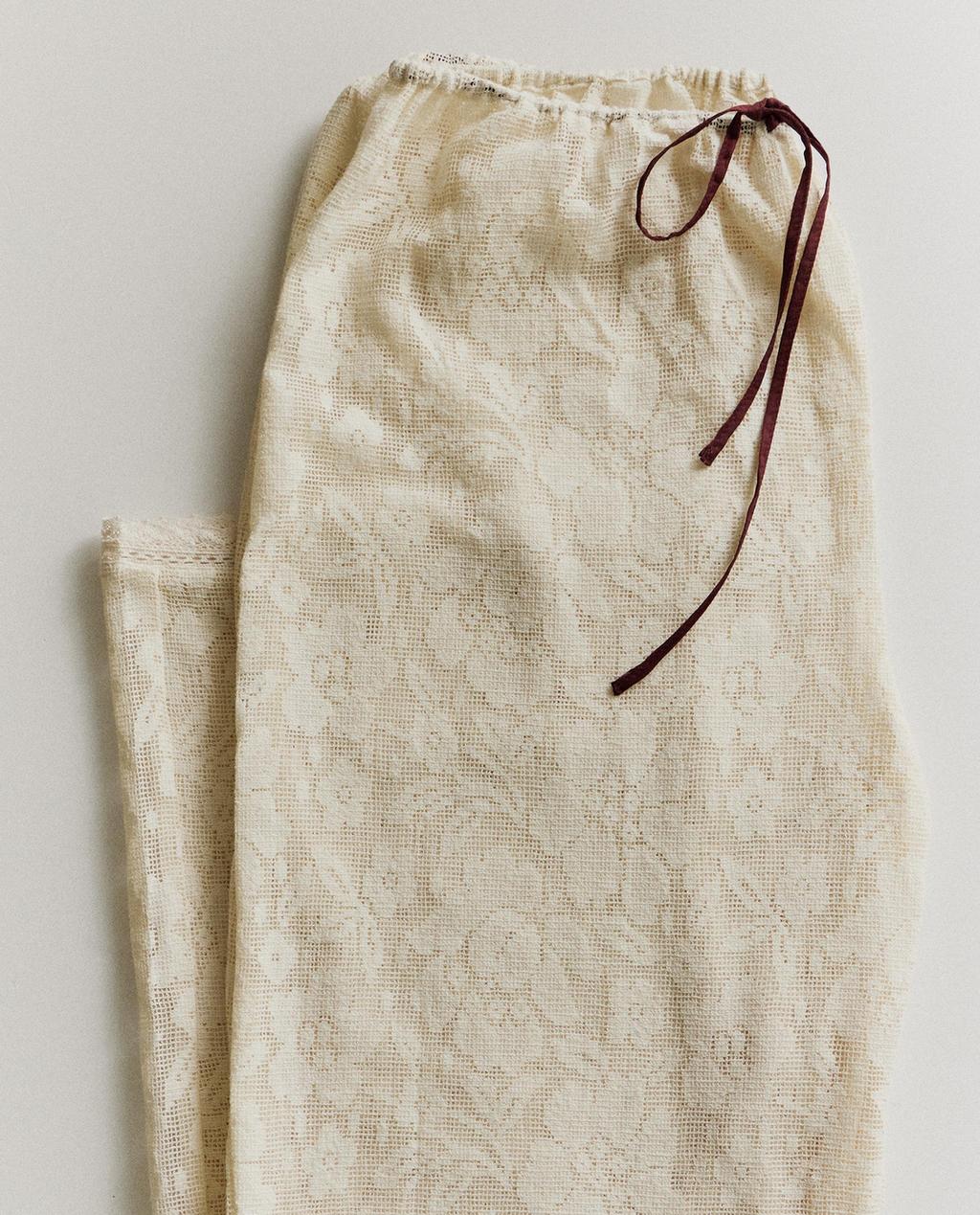 BAUMWOLLHOSE MIT BLUMENSPITZE