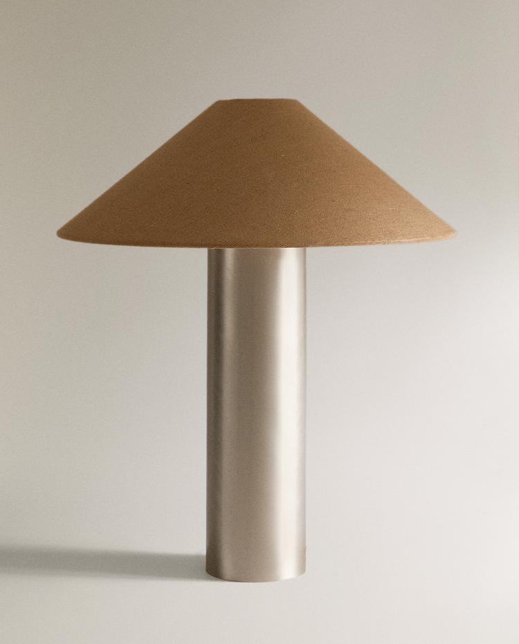 BORDSLAMPA MED METALLFOT