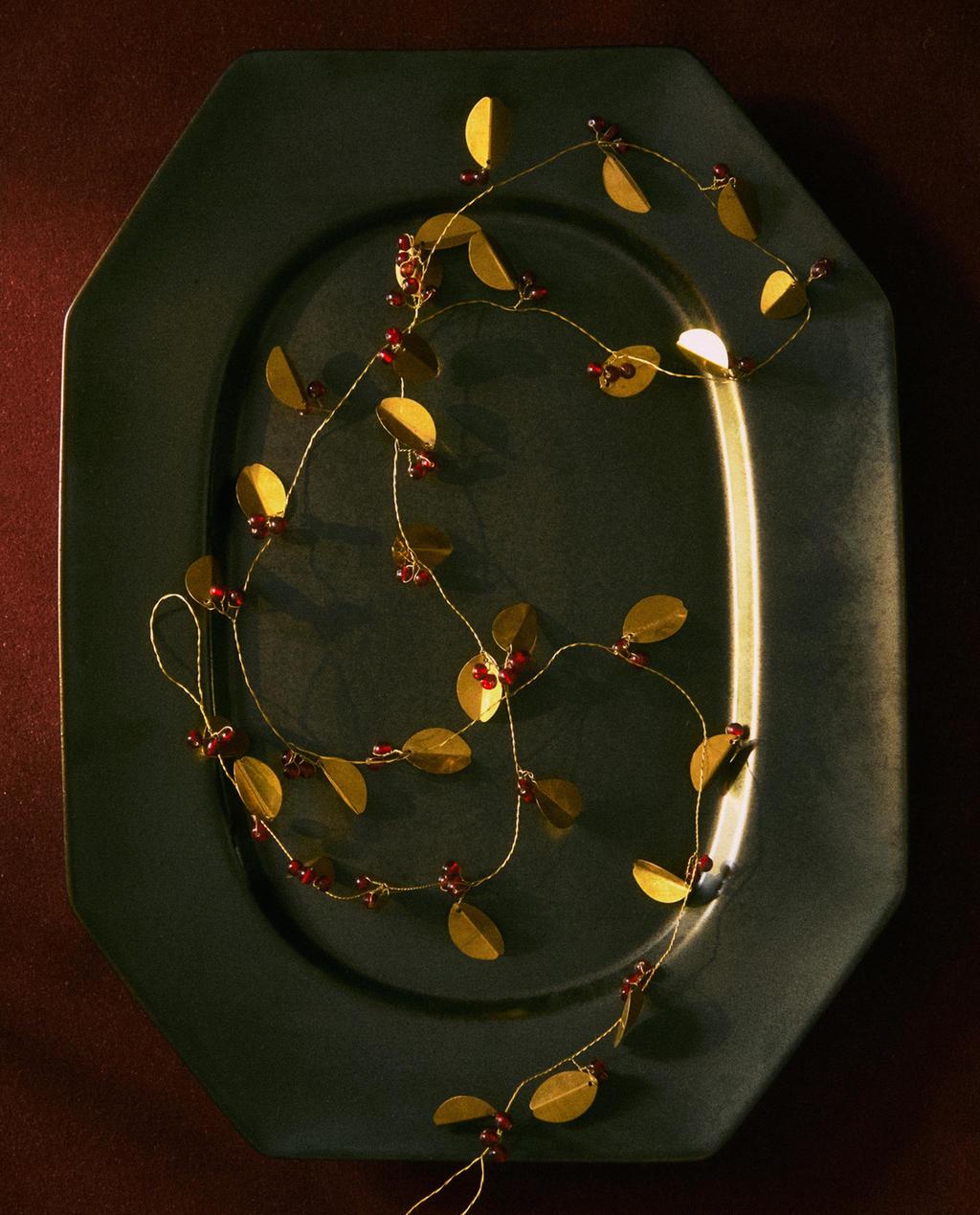 CHRISTMAS LEAF GARLAND