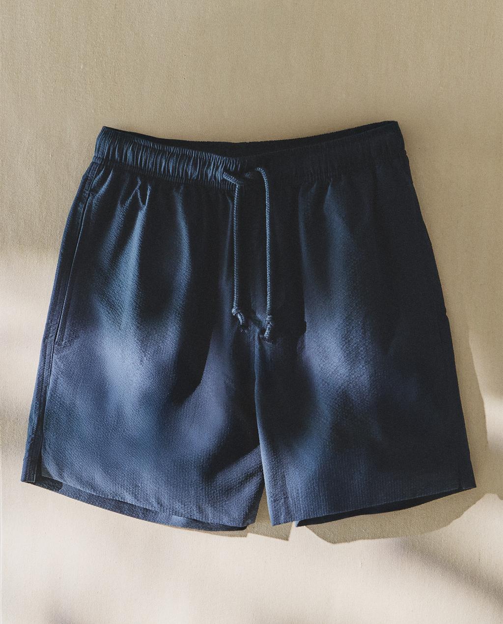 MID-LENGTH SEERSUCKER BEACH SWIMMING TRUNKS