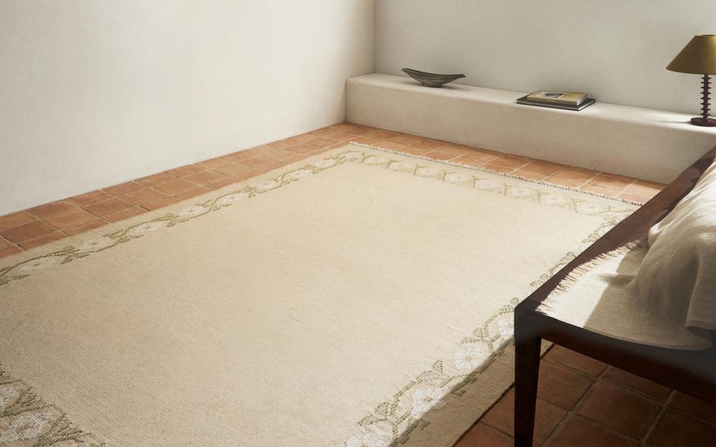 TAPETE COM JACQUARD DE FLORES