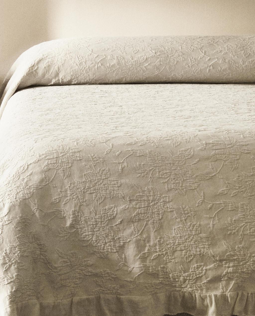 JACQUARD BEDSPREAD WITH RUFFLES