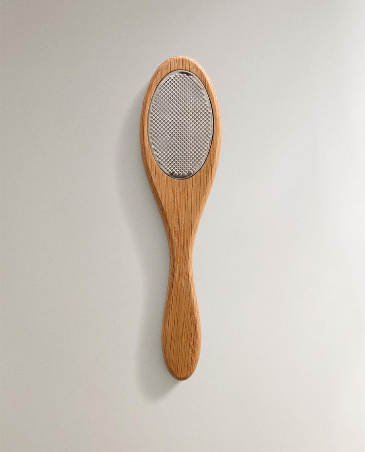 FOOT EXFOLIATOR WITH WOODEN HANDLE