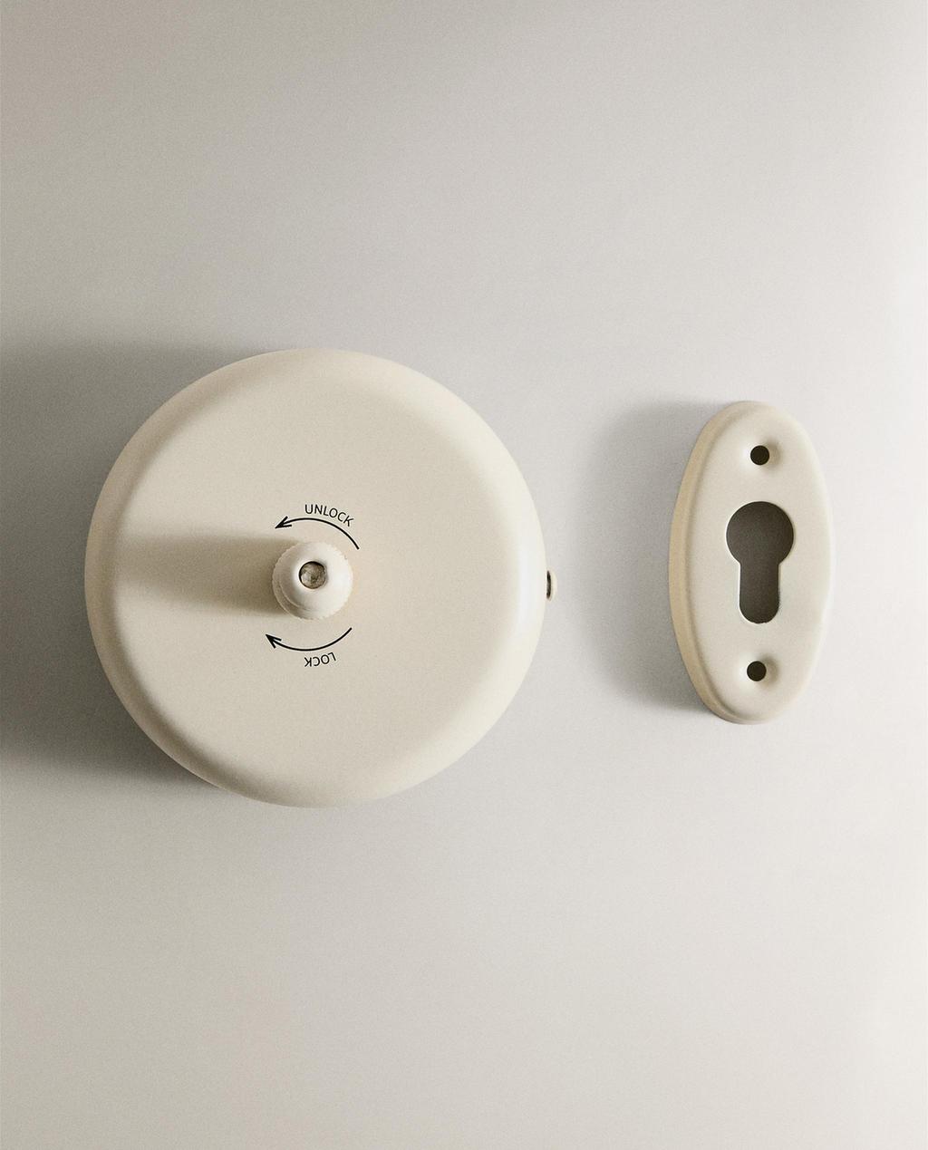 RETRACTABLE WALL CLOTHES LINE