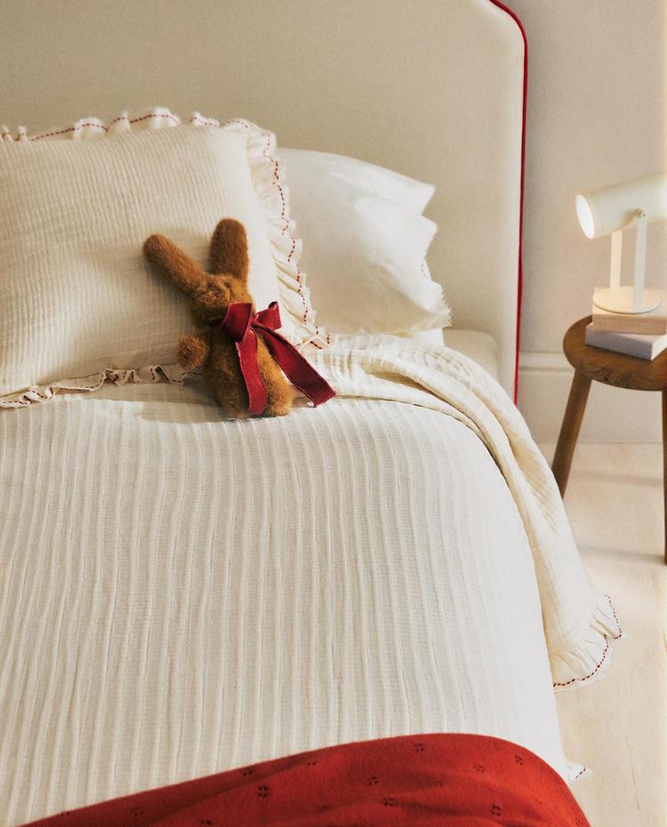 KIDS' TEXTURED BEDSPREAD WITH RUFFLE TRIM