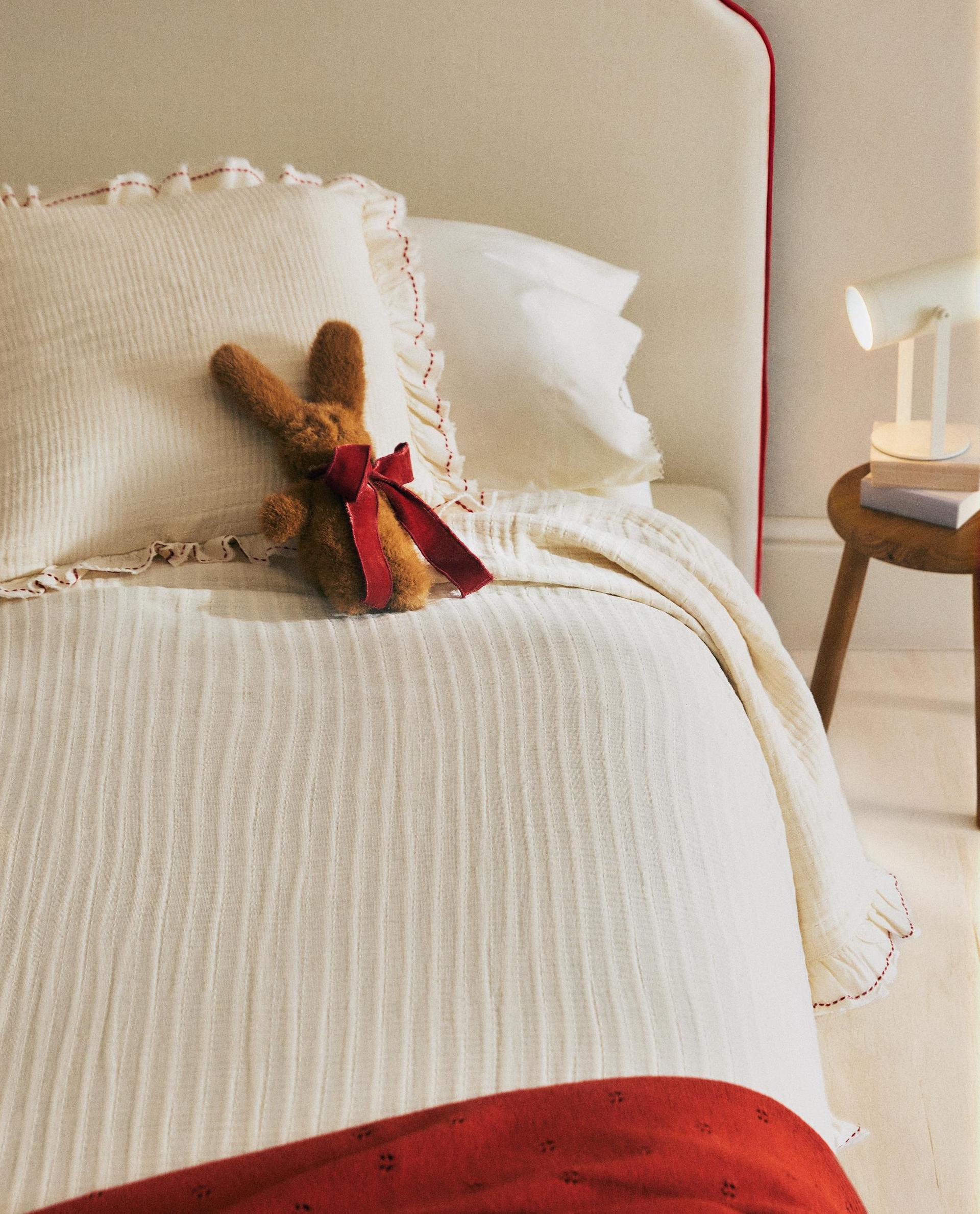 COUVRE-LIT ENFANT TEXTURÉ À VOLANTS