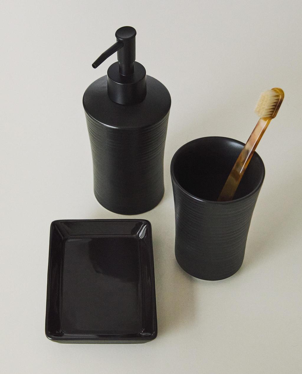 STRIPED CERAMIC BATHROOM SET