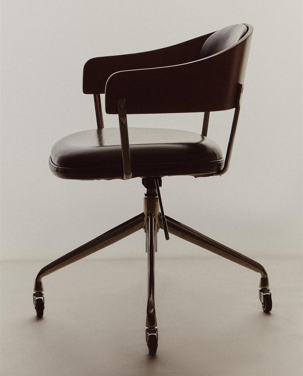 OFFICE CHAIR WITH WHEELS