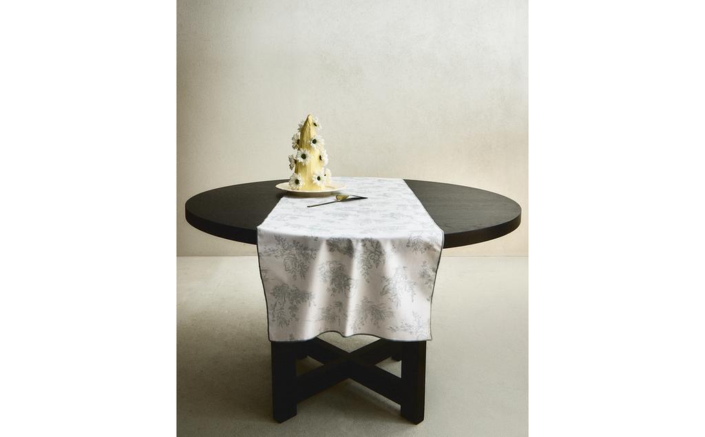 RESIN-COATED TOILE TABLE RUNNER