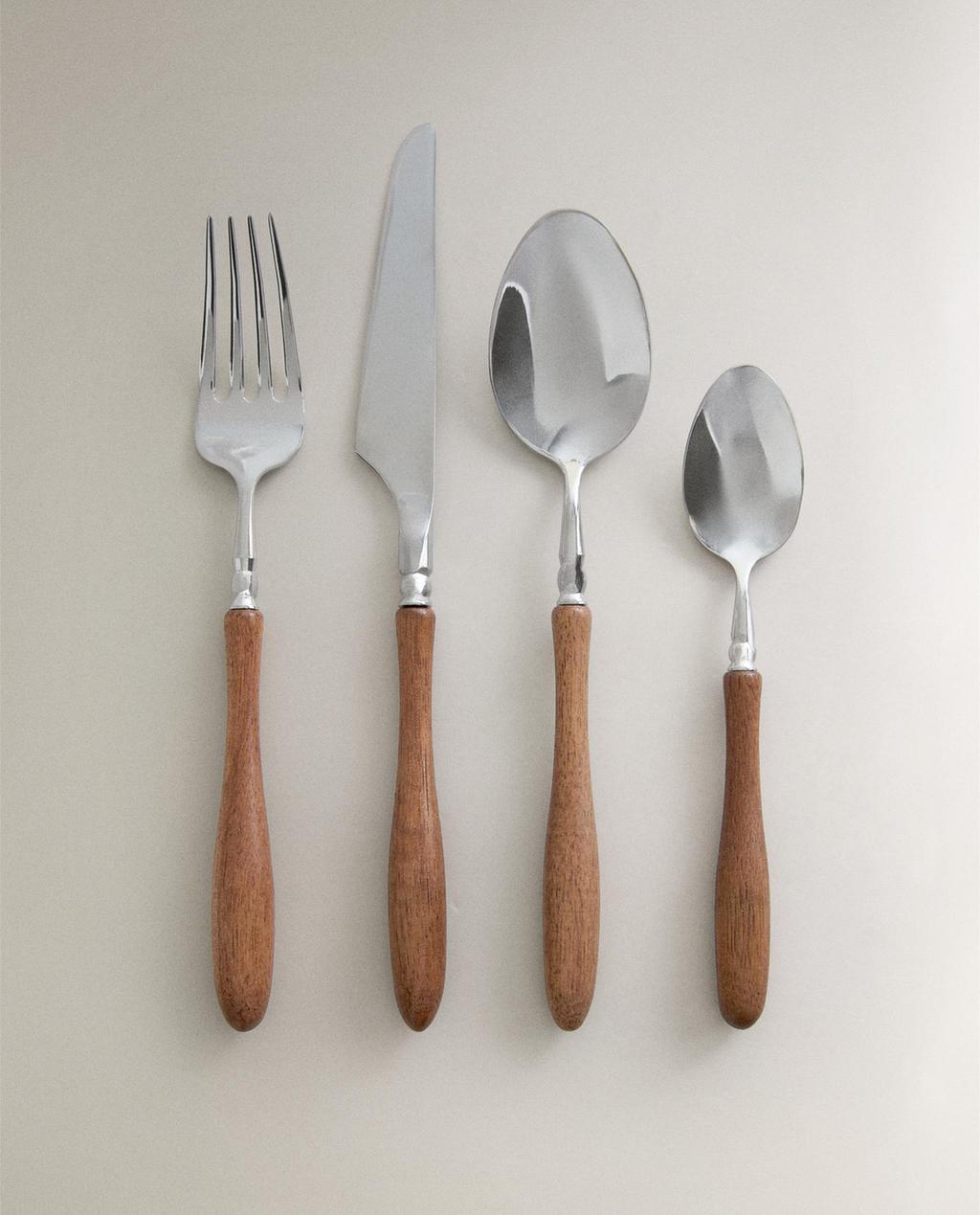 CUTLERY SET WITH ACACIA WOOD HANDLE (SET OF 4)